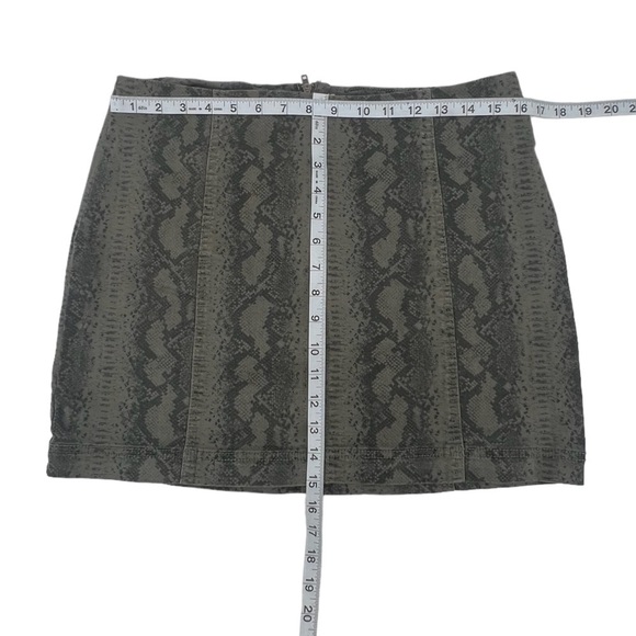 Tinseltown Green Snake Print Mini Skirt Size 13 Women’s - Picture 5 of 5